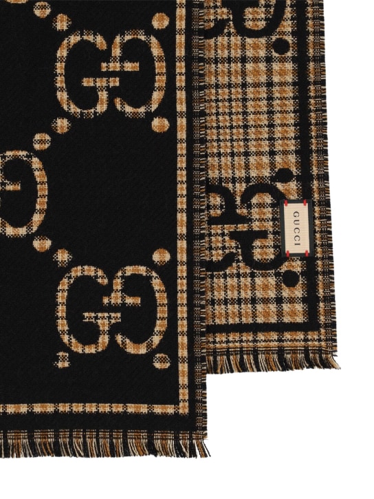 Gucci: Écharpe en laine jacquard à carreaux et GG - Noir/Beige - men_1 | Luisa Via Roma