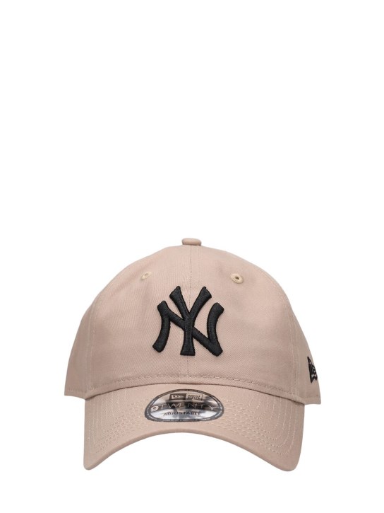 New Era: NY Yankees League Essential 9Twenty cap - Beige/Black - men_0 | Luisa Via Roma