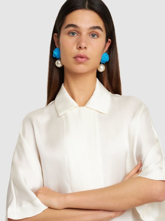 Magda Butrym: Pendientes con logo y perlas sintéticas - Azul/Blanco - women_1 | Luisa Via Roma