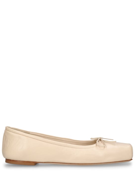 Aeyde: 5mm flache Schuhe aus Lackleder „Gabriella“ - Creamy - women_0 | Luisa Via Roma