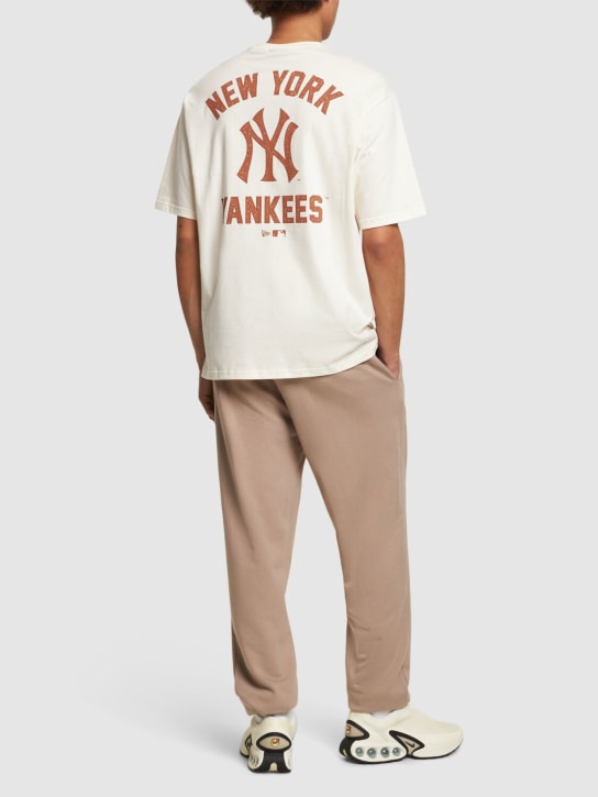New Era: NY Yankees MLB Wordmark オーバーサイズTシャツ - ホワイト/ブラウン - men_1 | Luisa Via Roma