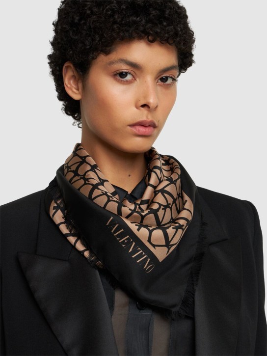 Valentino Garavani: Toile Iconographe silk shawl - Beige/Black - women_1 | Luisa Via Roma