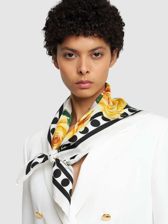 Dolce&Gabbana: Foulard in twill di seta stampato - Rose Gialle - women_1 | Luisa Via Roma