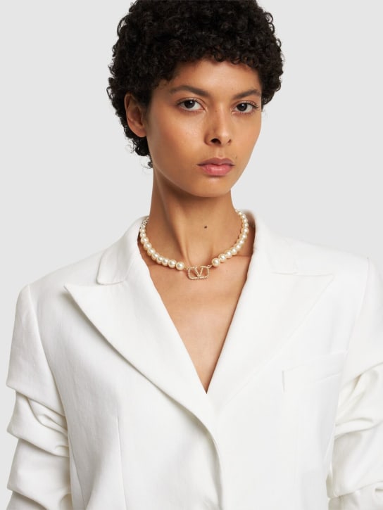 Valentino Garavani: Collar con logo V y perlas sintéticas - Gold/Cream - women_1 | Luisa Via Roma