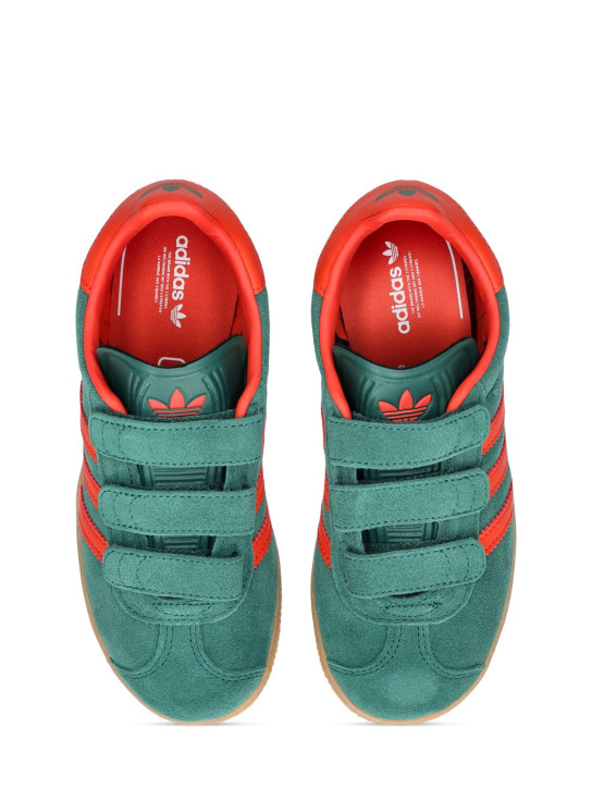 adidas Originals: Gazelle 스웨이드 스트라이프 스니커즈 - 그린/레드 - kids-boys_1 | Luisa Via Roma