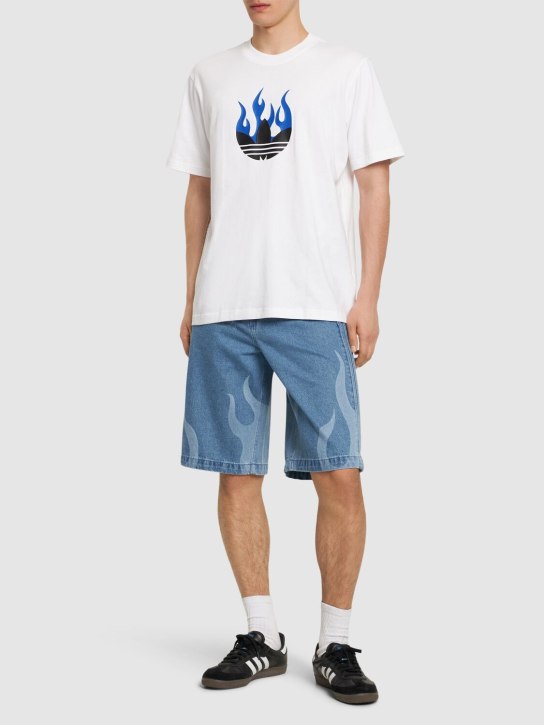 adidas Originals: T-Shirt aus Baumwolle mit Logo „Flame“ - Weiß - men_1 | Luisa Via Roma