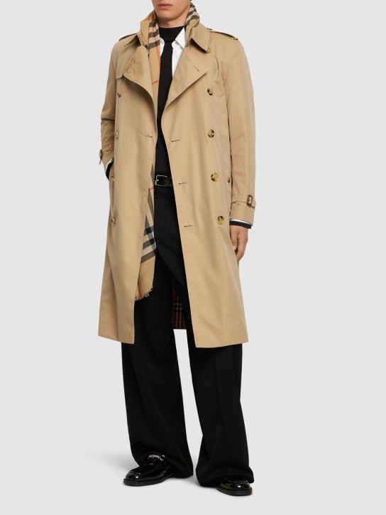 Burberry: Trench-coat long en coton Kensington - Miel - men_1 | Luisa Via Roma