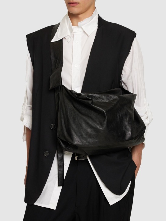 Yohji Yamamoto: Puff medium leather crossbody bag - 블랙 - men_1 | Luisa Via Roma