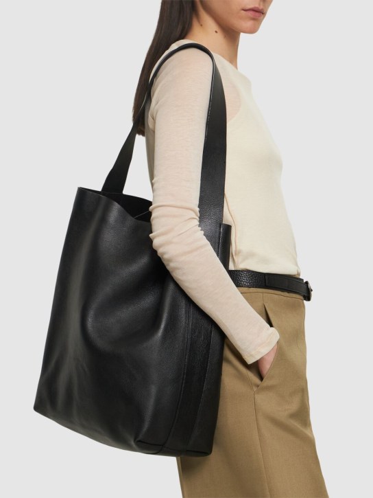St. Agni: Minimal everyday leather tote bag - Black - women_1 | Luisa Via Roma