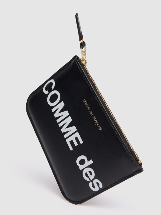 Comme des Garçons Wallet: HUGE 로고 가죽 지갑 - 블랙 - women_1 | Luisa Via Roma