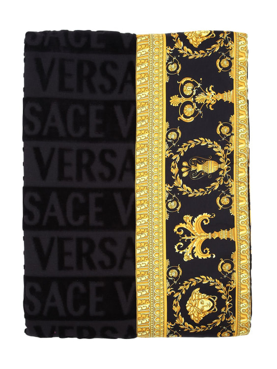 Versace: STRANDHANDTUCH MIT DRUCK "BAROCCO & ROBE" - Schwarz/Gold - women_0 | Luisa Via Roma