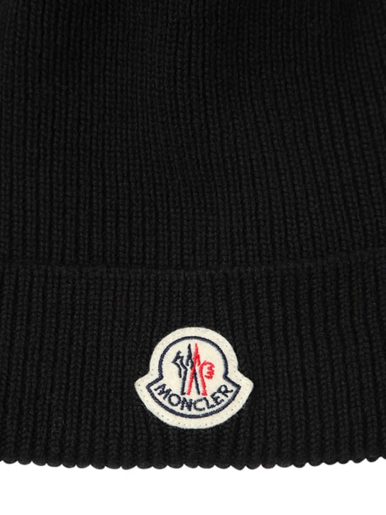 Moncler: Bonnet en maille de laine nervurée à logo - Noir - men_1 | Luisa Via Roma