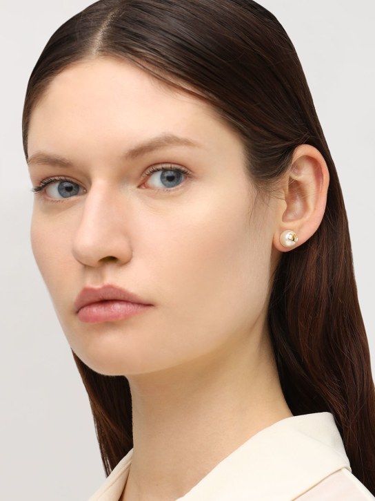 Valentino Garavani: V logo & faux pearl stud earrings - Gold - women_1 | Luisa Via Roma