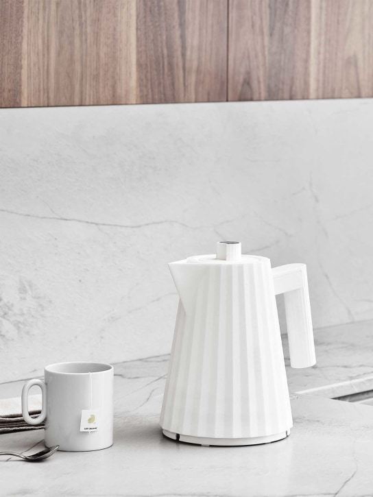 Alessi: Plissé small electric tea kettle - White - ecraft_1 | Luisa Via Roma