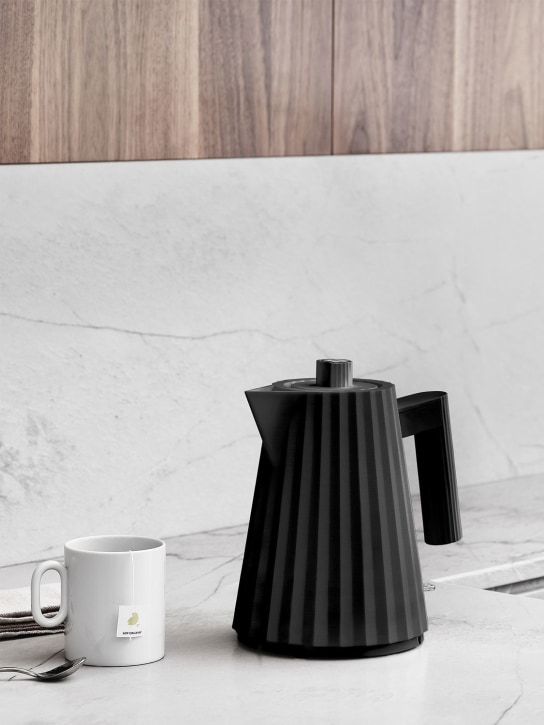 Alessi: Plissé small electric tea kettle - Black - ecraft_1 | Luisa Via Roma