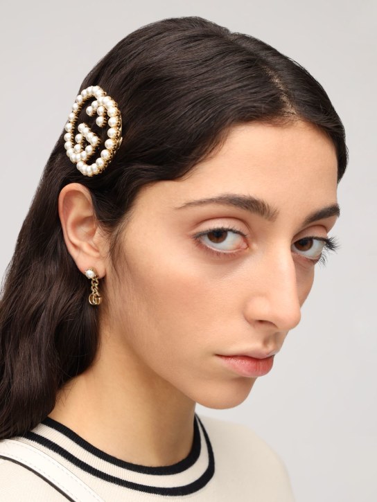 Gucci: Interlocking G faux pearl hair clip - White/Gold - women_1 | Luisa Via Roma