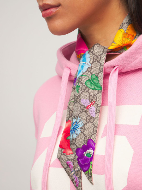 Gucci: Krawattenschal aus Seide mit Druck - Beige/Pink - women_1 | Luisa Via Roma