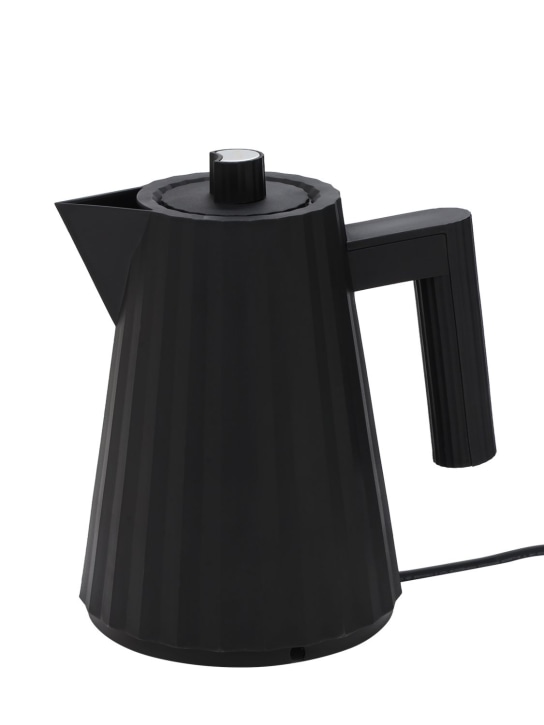 Alessi: Plissé small electric tea kettle - Black - ecraft_0 | Luisa Via Roma