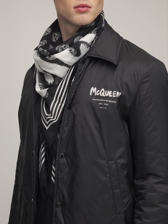 Alexander McQueen: Pañuelo biker de modal con logo graffiti - Negro - men_1 | Luisa Via Roma