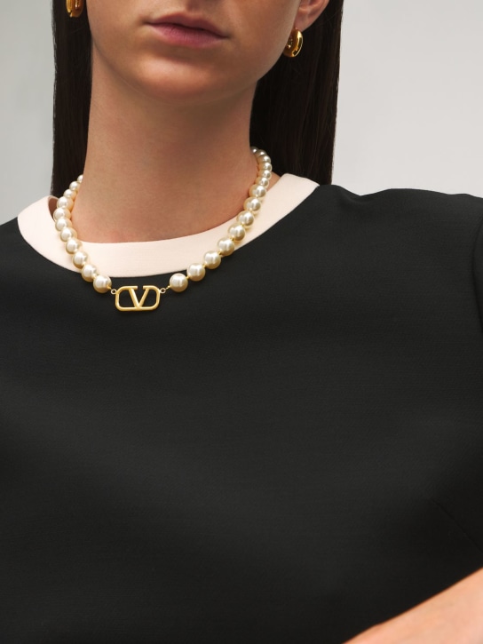 Valentino Garavani: Collar de cadena con perlas sintéticas y logo - Oro/Blanco - women_1 | Luisa Via Roma