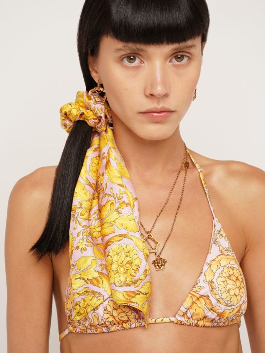 Versace: Elástico de sarga de seda con estampado - Candy/Gold - women_1 | Luisa Via Roma