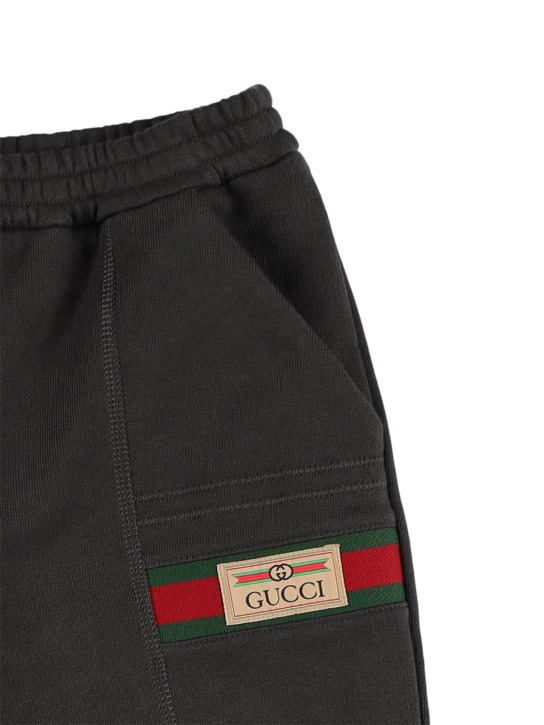 Gucci: Pantalon de survêtement en coton à imprimé logo - Gris Foncé - kids-boys_1 | Luisa Via Roma