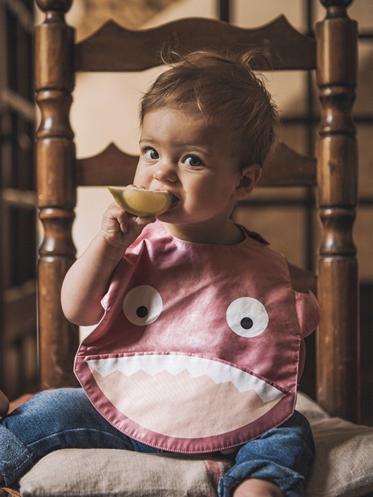 BABY BITES: Bavoir requin en coton imperméable - Rose - kids-girls_1 | Luisa Via Roma