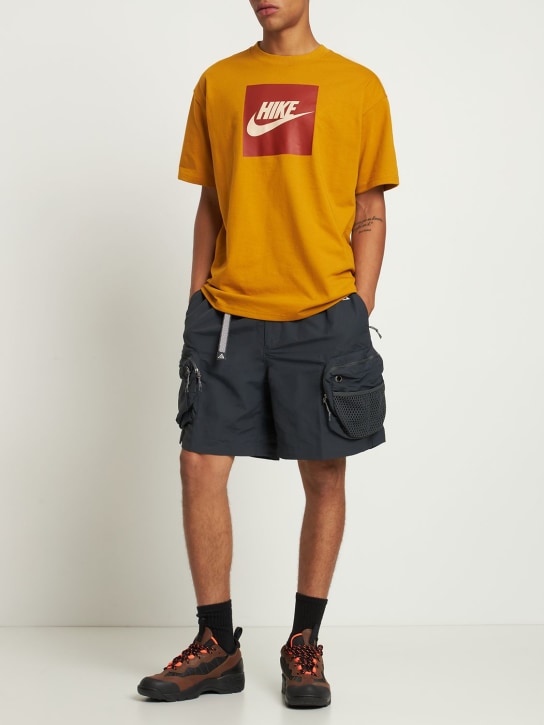 Nike Acg: T-shirt con logo HIKE - Arancione/nero/rosa - men_1 | Luisa Via Roma