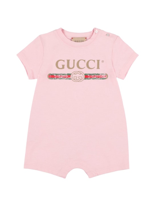 Gucci: Barboteuse, bonnet & bavoir en coton imprimé logo - Rose - kids-girls_1 | Luisa Via Roma