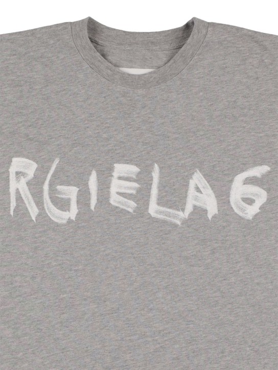 MM6 Maison Margiela: T-shirt en jersey de coton imprimé logo - Gris - kids-boys_1 | Luisa Via Roma