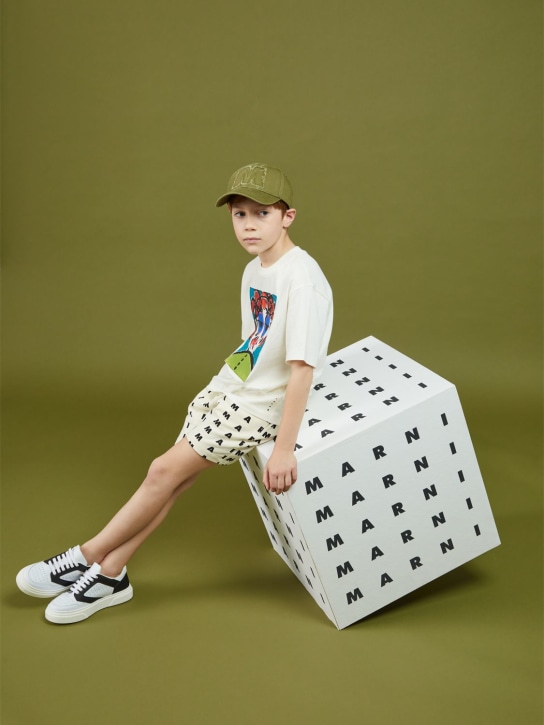 Marni Junior: Short en coton imprimé logo - Blanc/Noir - kids-boys_1 | Luisa Via Roma