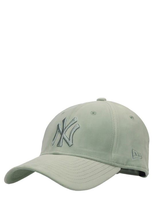 New Era: Cappello 9Forty NY Yankees in velour - Verde - women_1 | Luisa Via Roma
