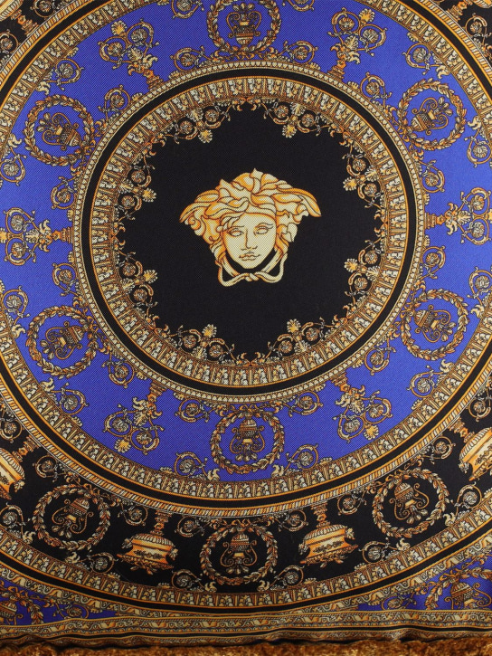 Versace: Crete De Fleur silk cushion - Oro-blu-nero - ecraft_1 | Luisa Via Roma