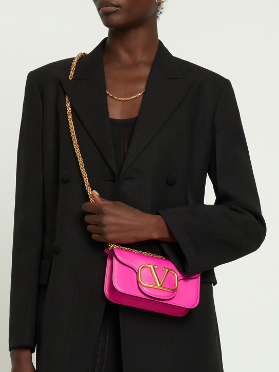 Valentino Garavani: Petit sac à main en cuir Locò - Pink - women_1 | Luisa Via Roma