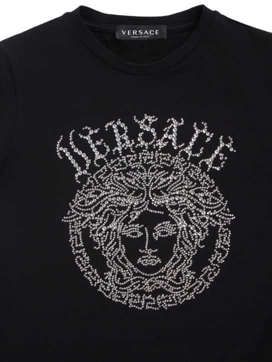 Versace: T-shirt in jersey di cotone con decorazioni - Nero - kids-boys_1 | Luisa Via Roma