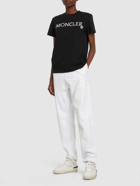 Moncler: T-Shirt aus Baumwolle mit Logostickerei - Schwarz - women_1 | Luisa Via Roma