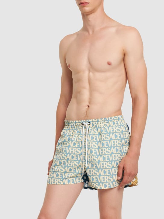 Versace: Bañador shorts de nylon estampado - Azul Claro - men_1 | Luisa Via Roma