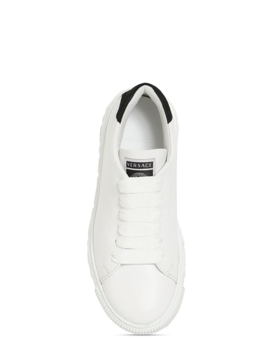 Versace: Sneakers à lacets en cuir à logo - Blanc - kids-girls_1 | Luisa Via Roma
