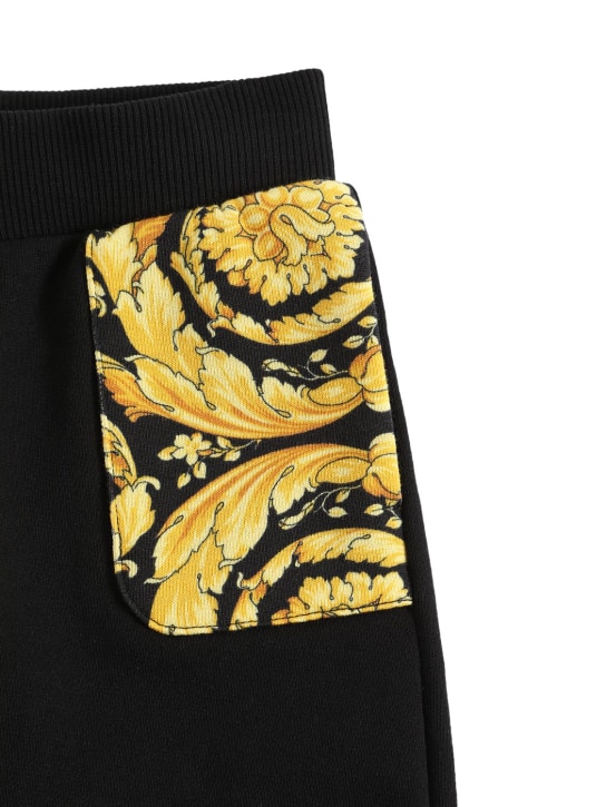 Versace: Pantaloni in felpa di cotone stampa Barocco - Nero/Oro - kids-boys_1 | Luisa Via Roma