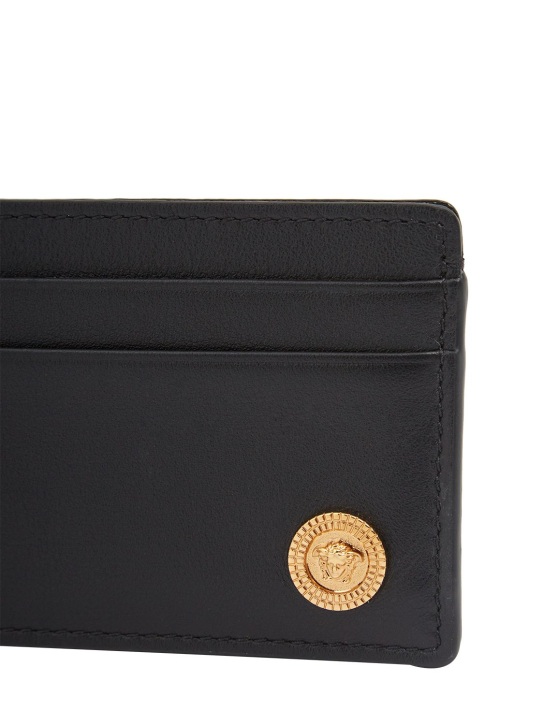 Versace: Porta carte di credito in pelle con logo - Nero/Oro - men_1 | Luisa Via Roma