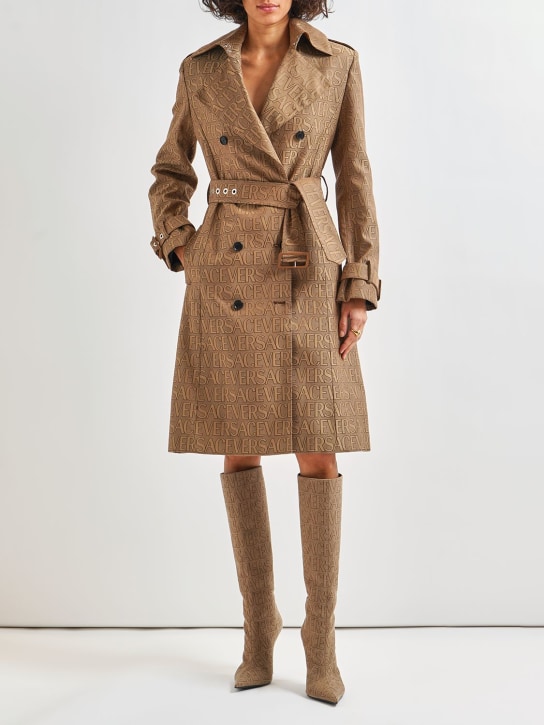 Versace: Trench-coat en toile monogramme avec ceinture - Marron - women_1 | Luisa Via Roma