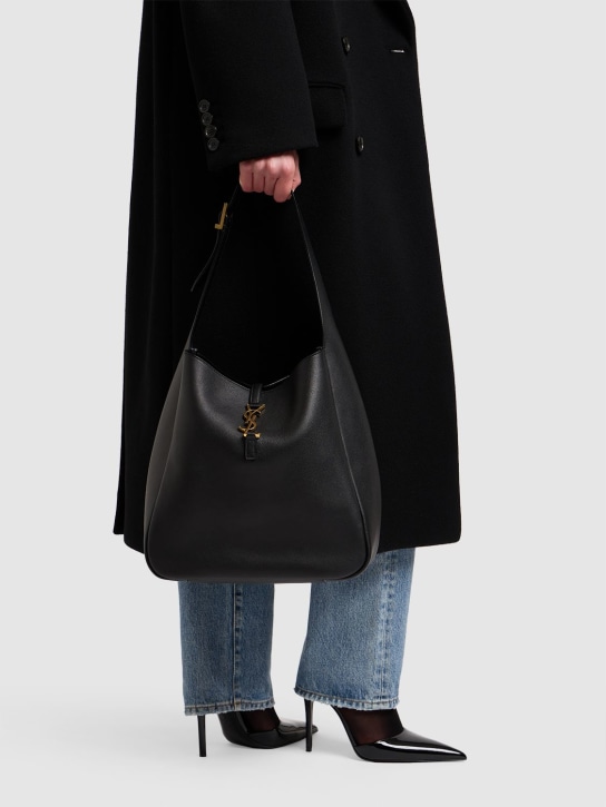 Saint Laurent: Large Le 5 à 7 smooth leather supple bag - Schwarz - women_1 | Luisa Via Roma
