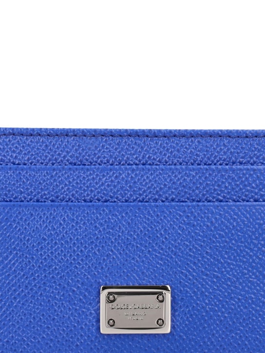 Dolce&Gabbana: Tarjetero de piel con placa de metal con logo - Azul Aciano - men_1 | Luisa Via Roma