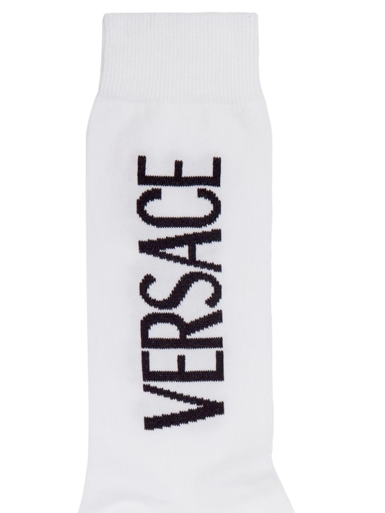 Versace: Calcetines de algodón con logo - Blanco/Negro - men_1 | Luisa Via Roma