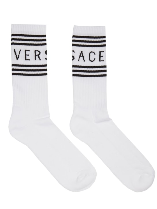 Versace: 스펀지 로고 코튼 혼방 양말 - 화이트/블랙 - men_0 | Luisa Via Roma