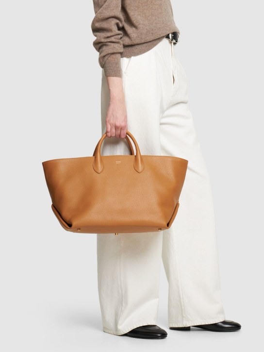 Khaite: Amelia envelope leather tote bag - Nougat - women_1 | Luisa Via Roma