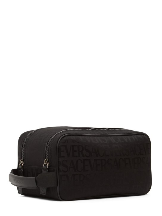 Versace: Kosmetiktasche aus Nylonjacquard mit Logodruck - Schwarz - men_1 | Luisa Via Roma