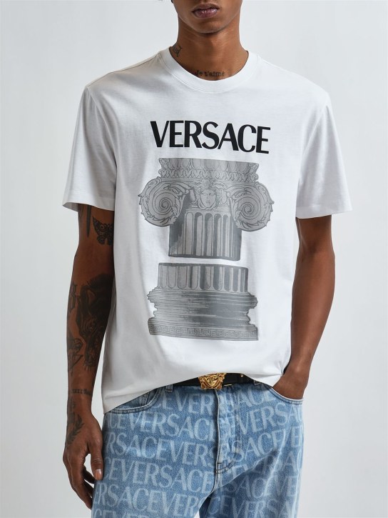 Versace: T-shirt en jersey de coton imprimé logo - Blanc Optique - men_1 | Luisa Via Roma