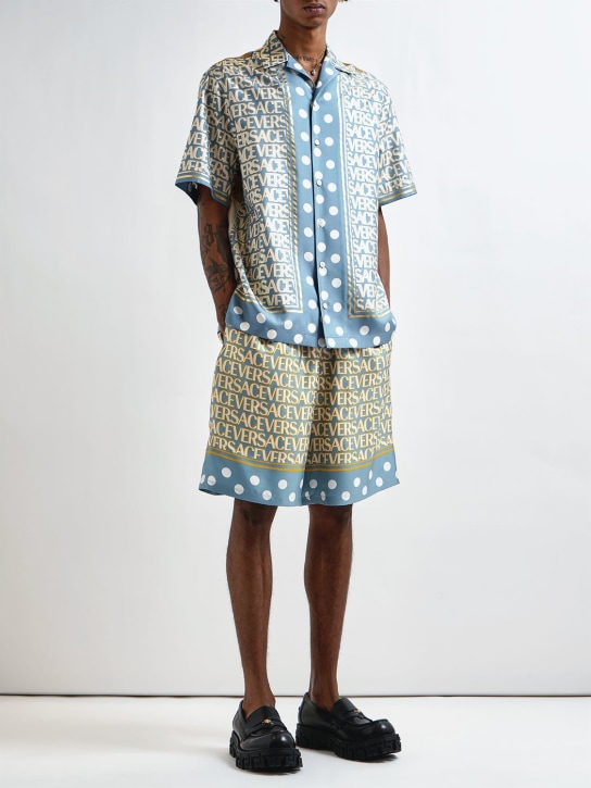 Versace: Shorts de lino con estampado - Azul Claro - men_1 | Luisa Via Roma