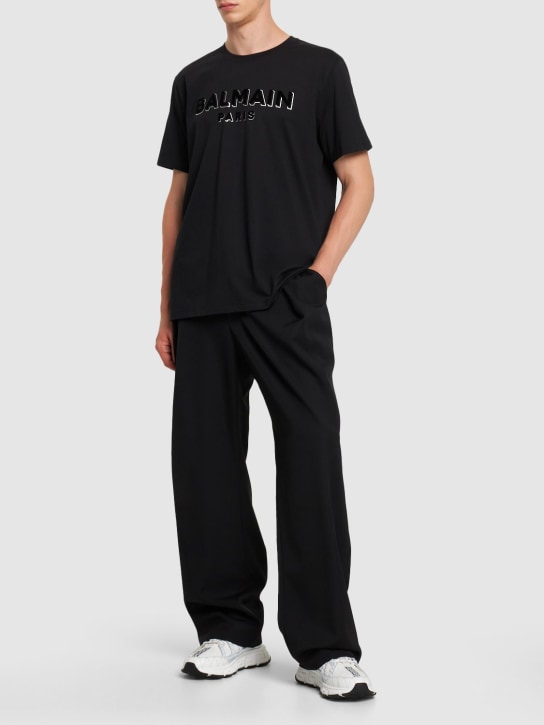 Balmain: Camiseta de algodón orgánico flocado - Negro/Plata - men_1 | Luisa Via Roma